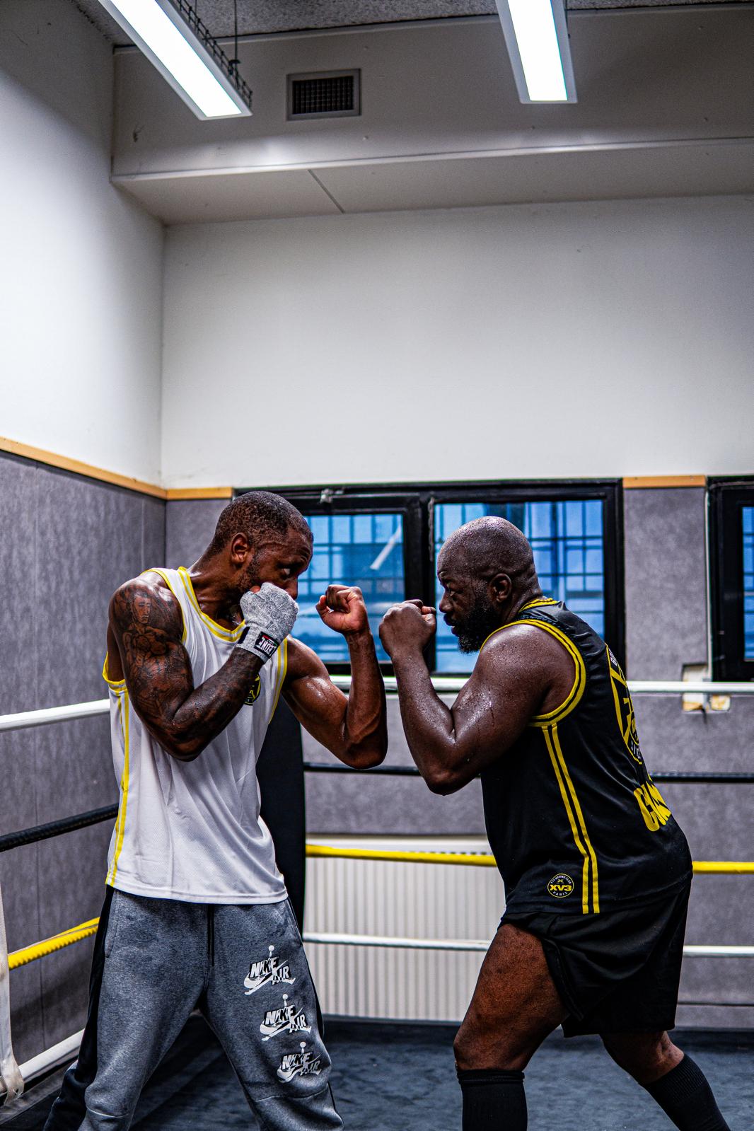 Deux boxeurs en garde face à face, sparring au FTF Boxing Club